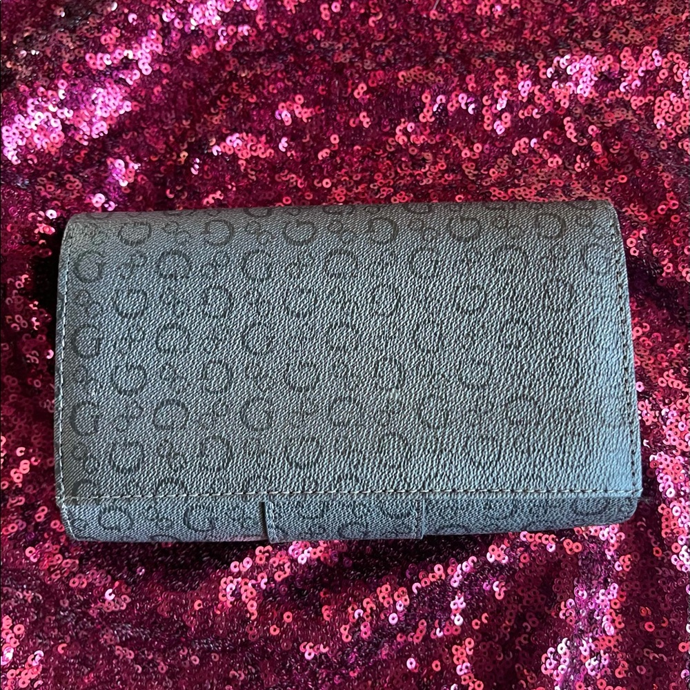 *Final Discounted Price* Vintage Guess Clutch Faux-leather, with an allover logo - Picture 3 of 9